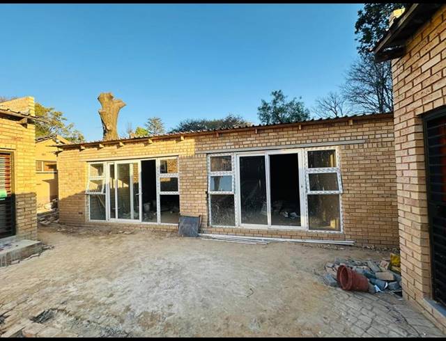 14 BEDROOM HOUSE FOR SALE IN LOMBARDY EAST